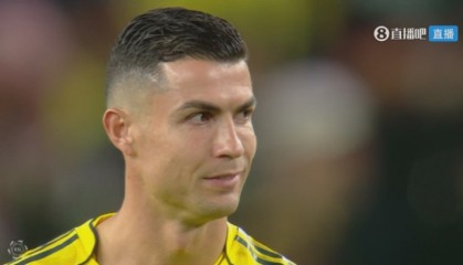整无语了！胜利门将出击离谱失误致丢球，C罗无奈摇头苦笑